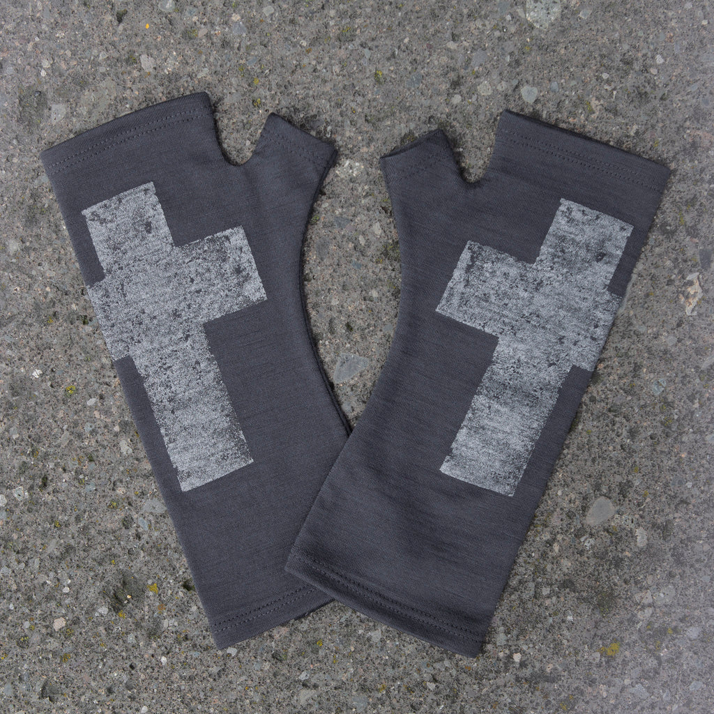 2018 kate watts merino fingerless gloves charcoal cross silver