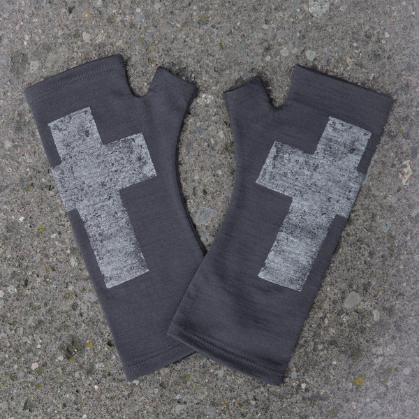 2018 kate watts merino fingerless gloves charcoal cross silver