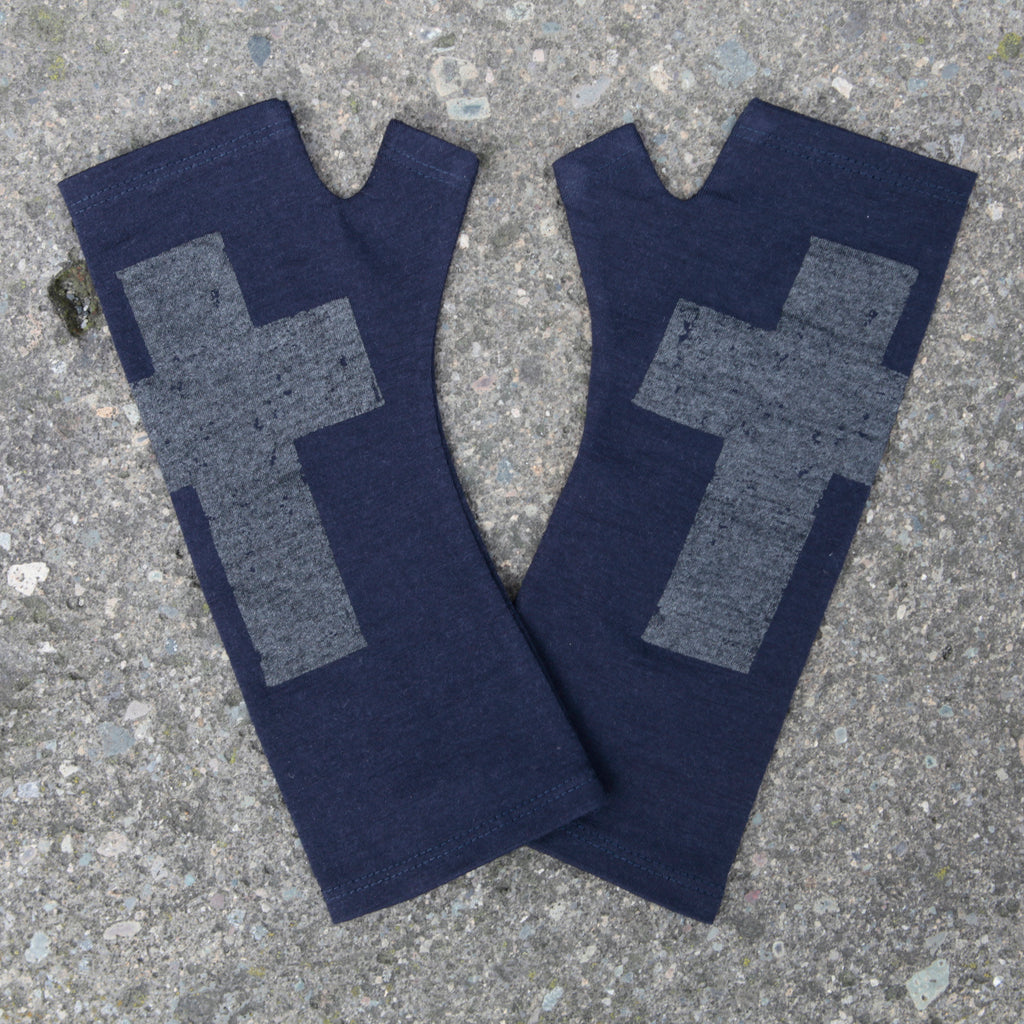 2018 kate watts merino fingerless gloves ink cross dark silver