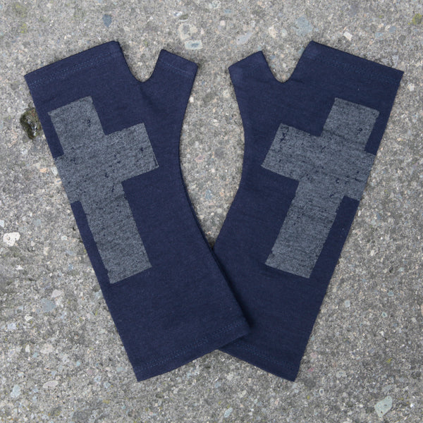 2018 kate watts merino fingerless gloves ink cross dark silver