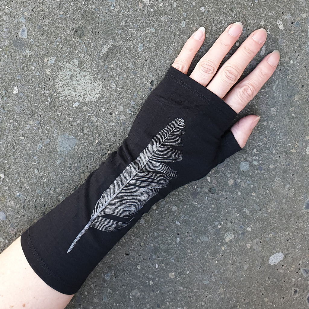 Black feather print merino fingerless gloves