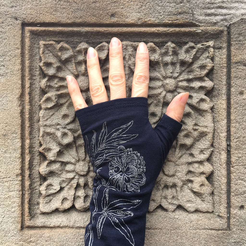 Ink peony printed merino fingerless gloves